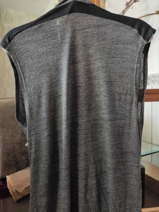 Camiseta chica gris de Zara