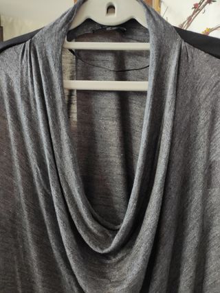 Camiseta chica gris de Zara