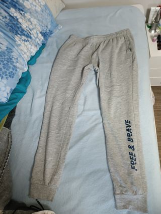 Pantalón de chándal gris básico.