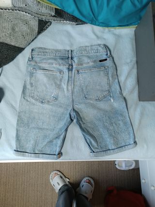 Pantalones vaqueros cortos.