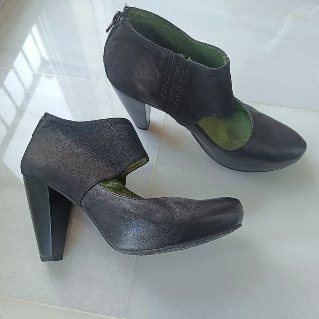 Zapatos negros de tacón alto