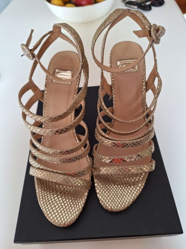 Sandali con tacco alto dorati