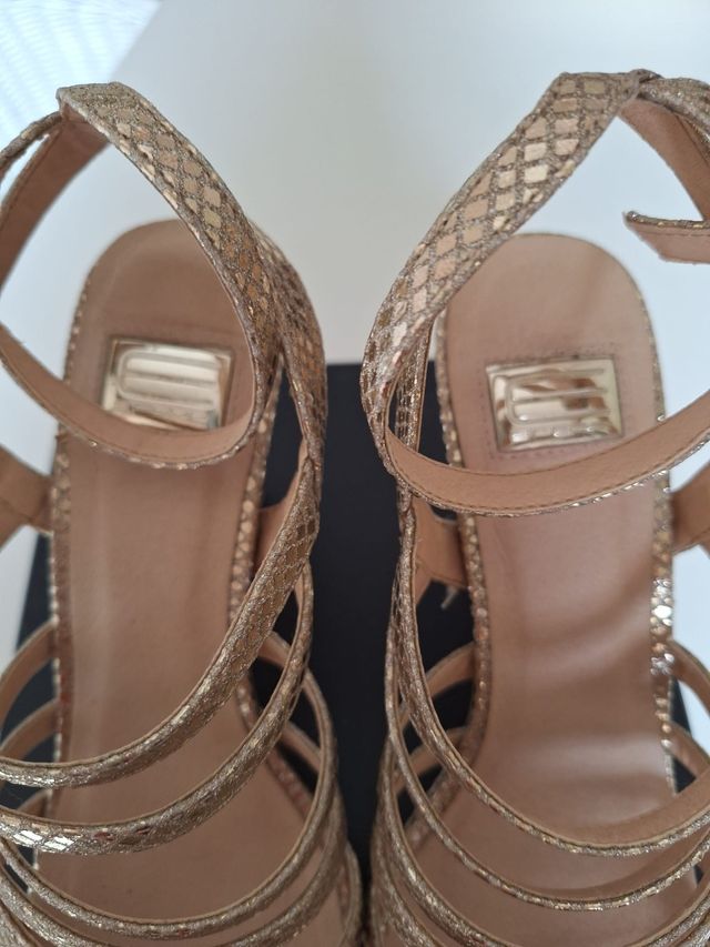 Sandali con tacco alto dorati