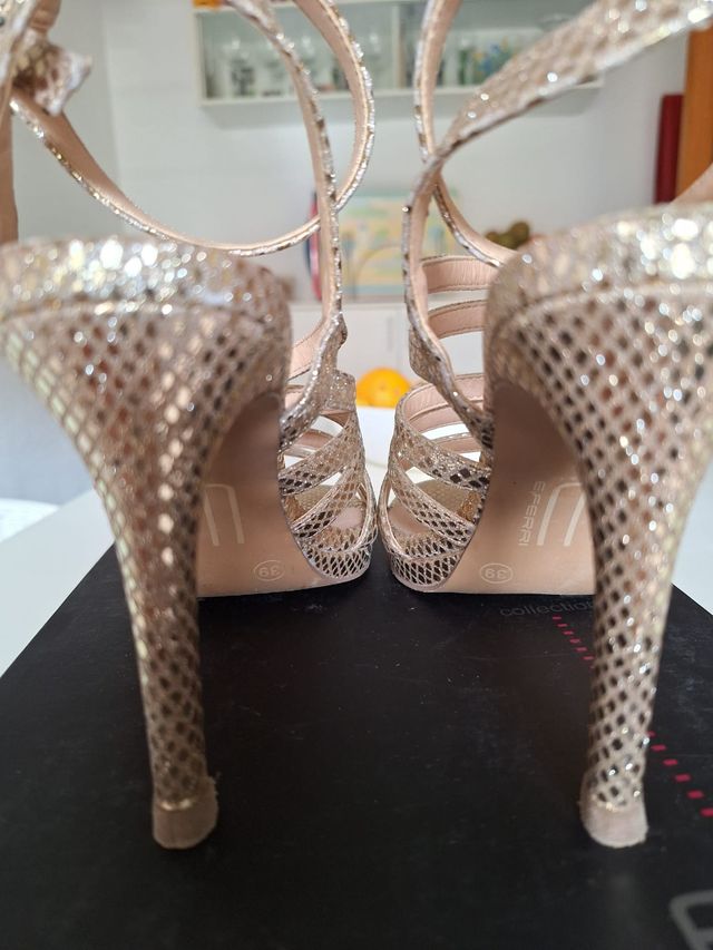 Sandali con tacco alto dorati