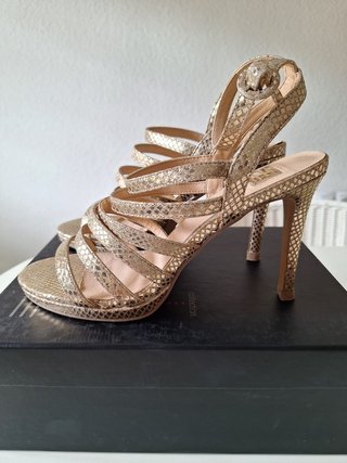 Sandalias de tacón doradas