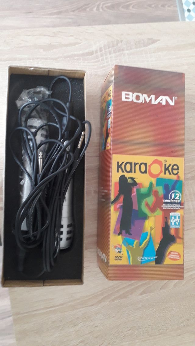 Dos microfonos karaoke marca Boman