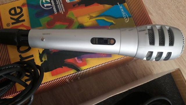 Dos microfonos karaoke marca Boman