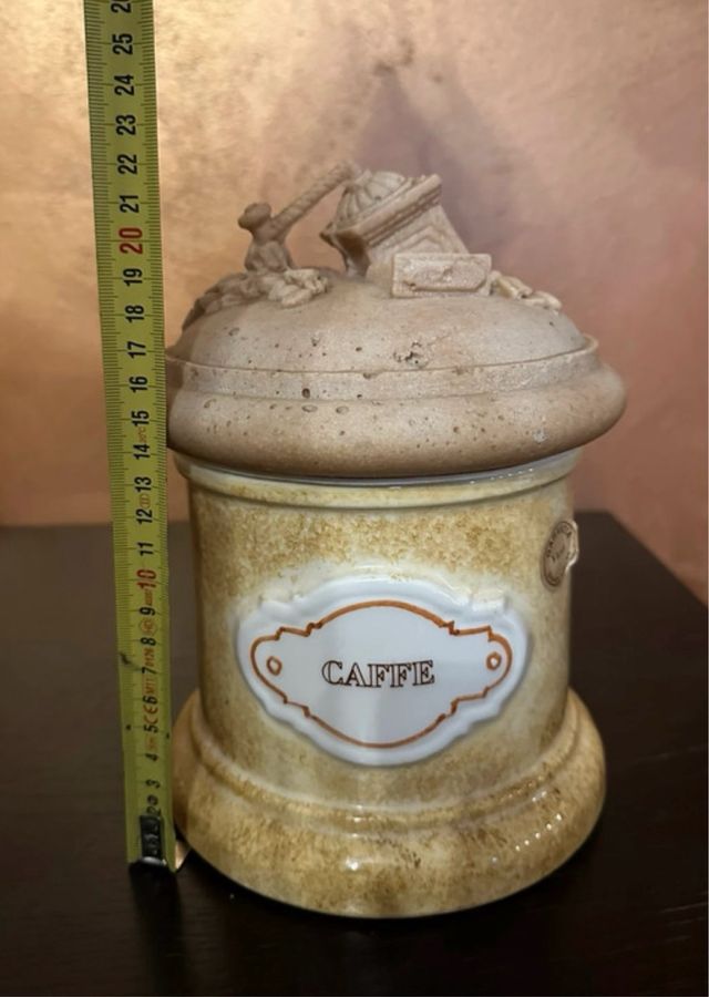 Vaso in terra ceramica decorato per il caffè