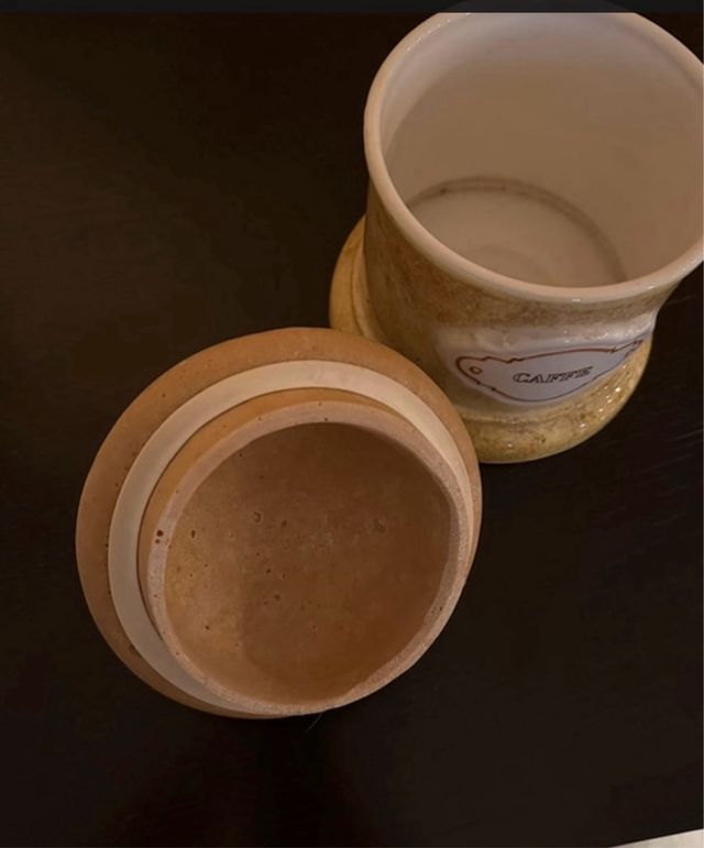 Vaso in terra ceramica decorato per il caffè