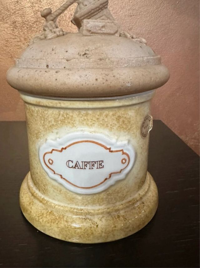 Vaso in terra ceramica decorato per il caffè