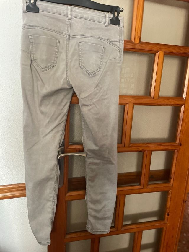 Vaqueros gris mujer de Calzedonia