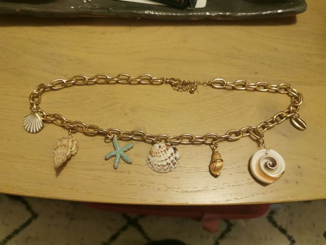 Collar con adornos temática marina