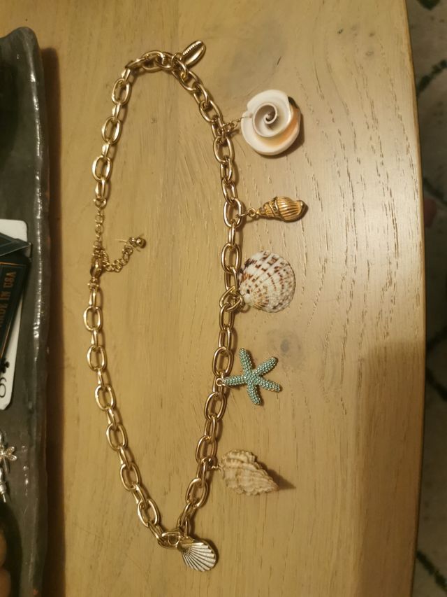 Collar con adornos temática marina