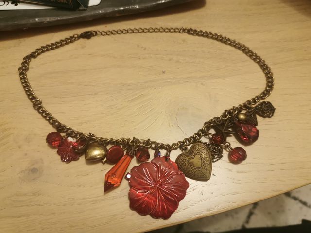 Collar de flores con guardapelo corazón