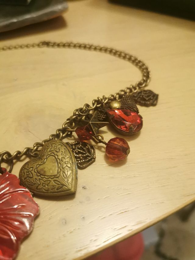 Collar de flores con guardapelo corazón