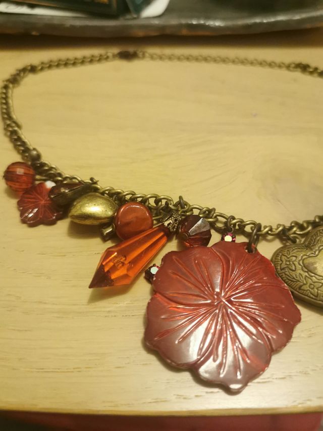 Collar de flores con guardapelo corazón