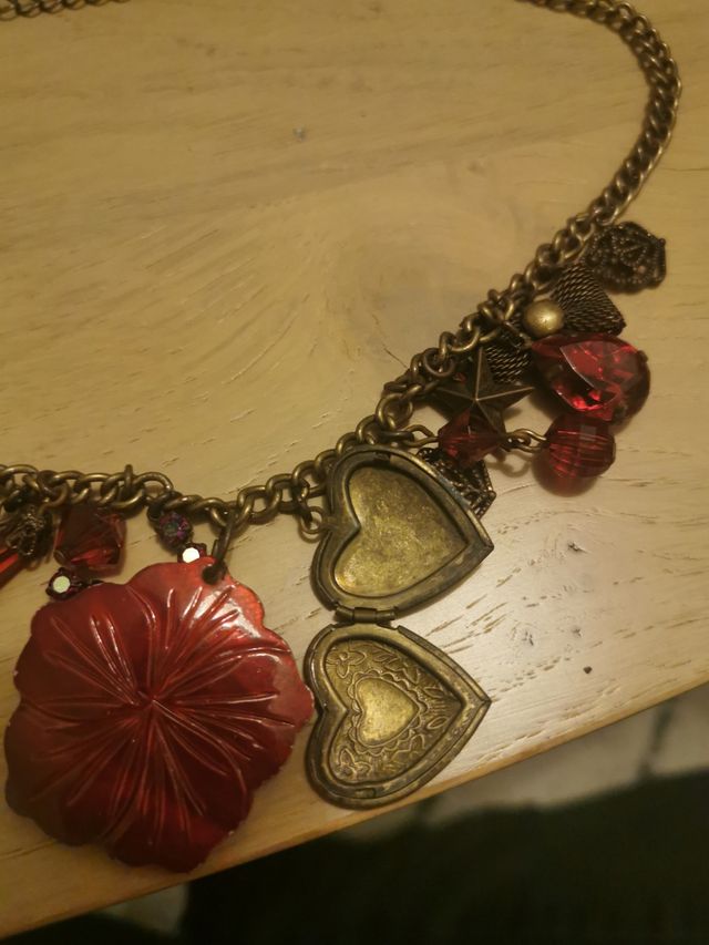 Collar de flores con guardapelo corazón