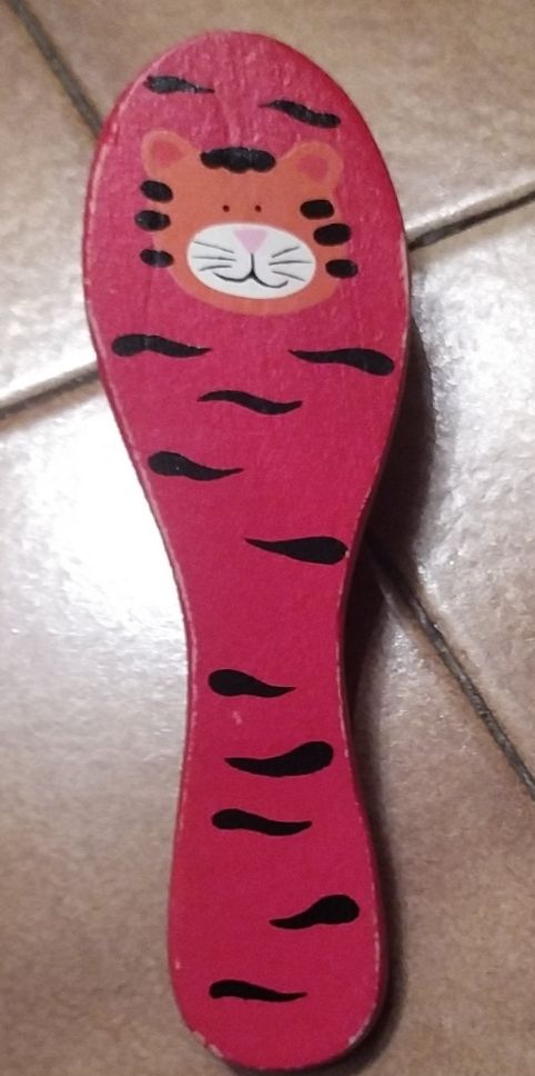 Spazzola rossa per bimba