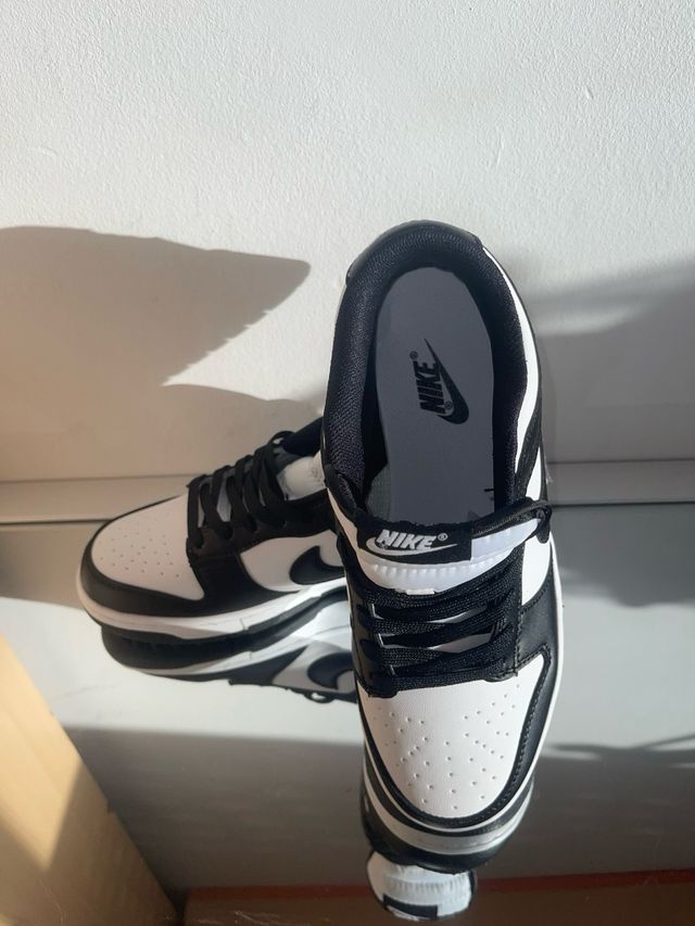 Zapatillas Blancas y Negras