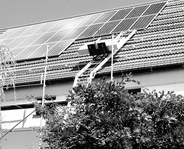 Elevador com painel solar alimentado por bateria