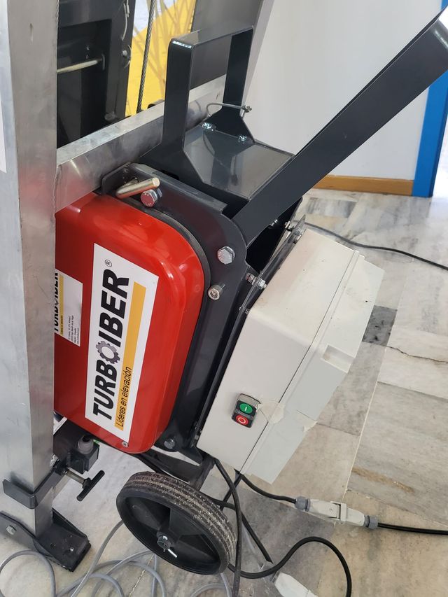 Elevador com painel solar alimentado por bateria