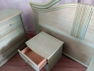Conjunto verde de muebles verde para dormitorio.