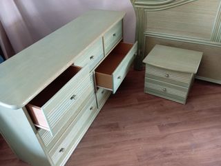 Conjunto verde de muebles verde para dormitorio.