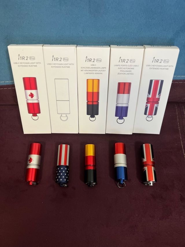 OLIGHT i1R 2 Pro “pack banderas”