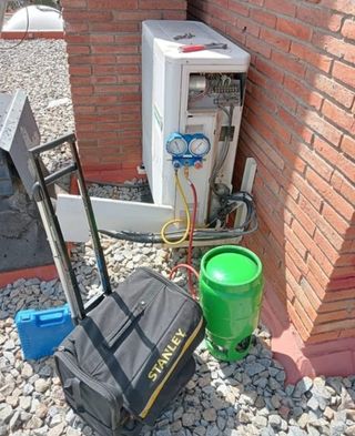 Carga de gas en aire acondicionado