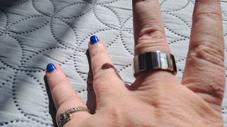 Anillo de plata, nácar y azabache