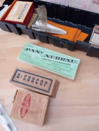 Objetos de farmacia antiguos y caja