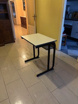 Mesa unipersonal blanca.