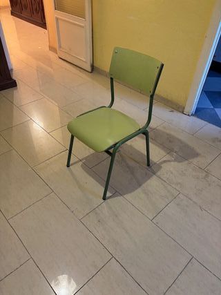Silla escolar verde.