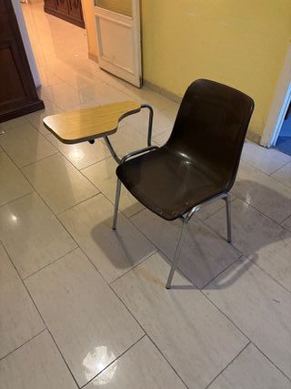 Silla brazo-pala marrón.