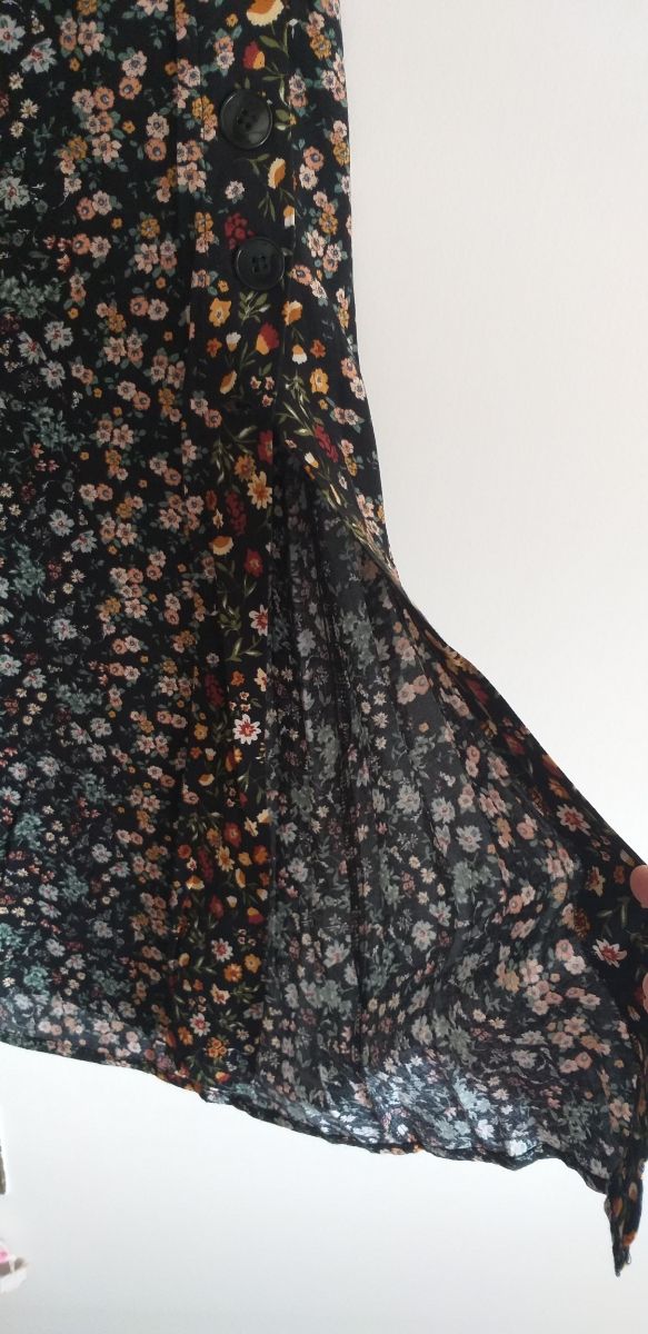 Falda midi, con abertura lateral.