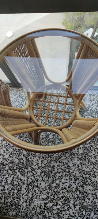 Mesa y 2 butacones de mimbre