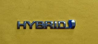 scritta hybrid toyota 