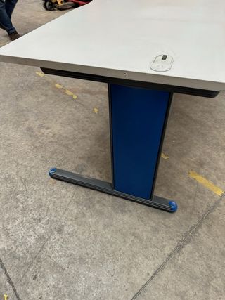 Mesas de oficina gris, con las patas en azul.