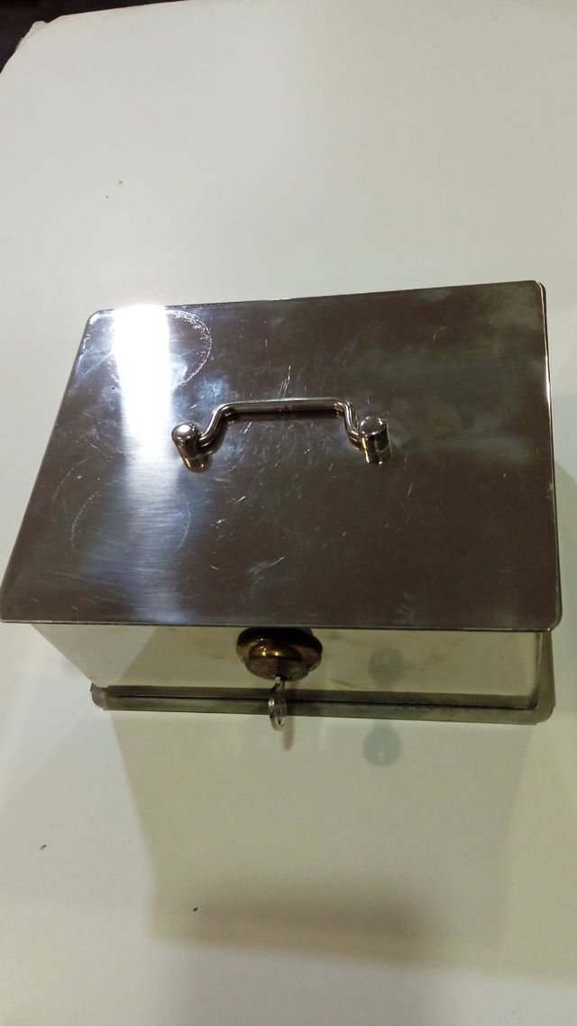 Antigua caja caudales con cerradura original