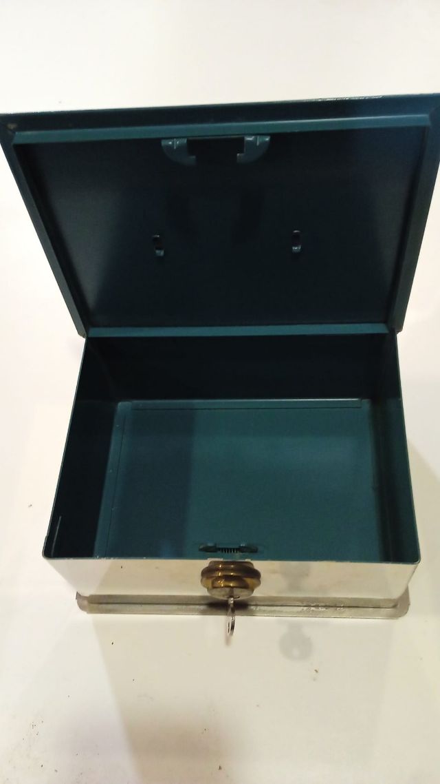 Antigua caja caudales con cerradura original