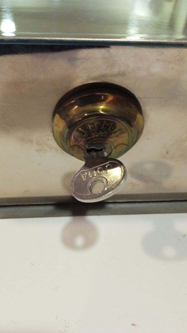 Antigua caja caudales con cerradura original