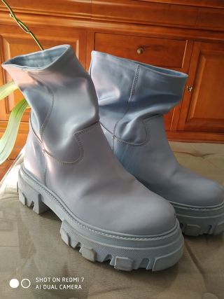 Botas piel azul pastel