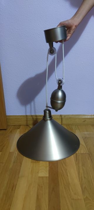 Lámpara de techo de metal con polea
