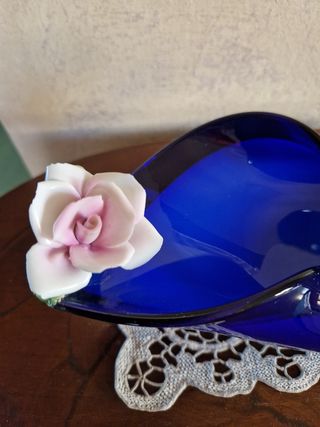 Centrotavola vetro blu con rose