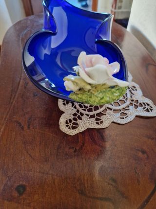 Centrotavola vetro blu con rose