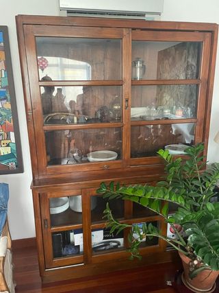 Vitrina colonial impecable.
