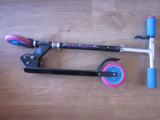 Patinete plegable infantil.