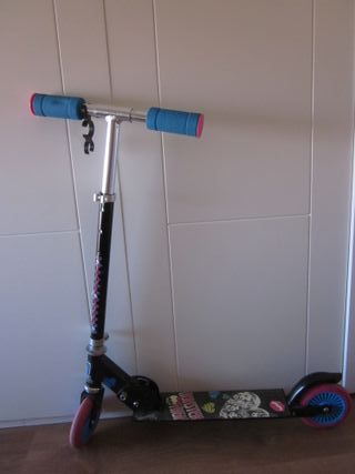 Patinete plegable infantil.