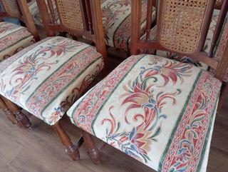 Conjunto de sillas de madera oscura