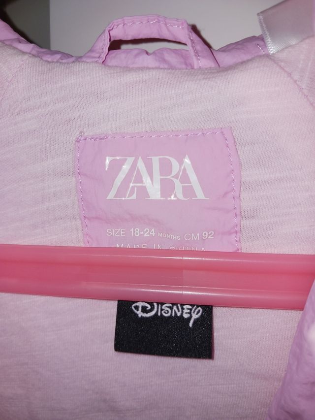 CHUBASQUERO NIÑA MINNI MOUSSE DE ZARA.